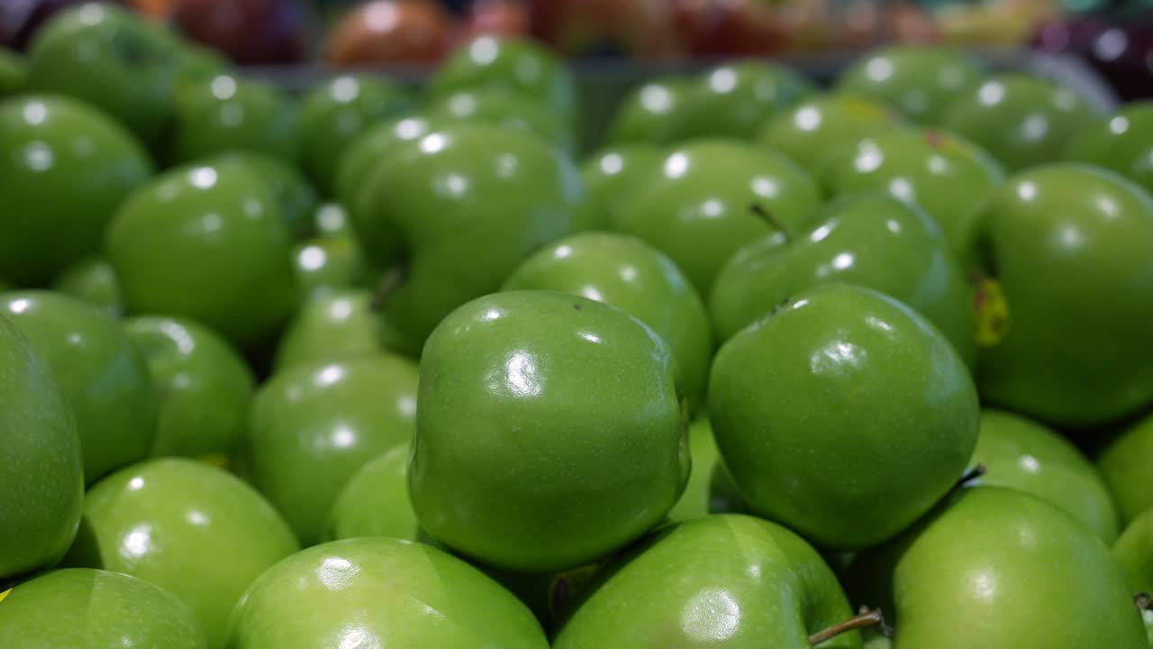 un montón de manzanas granny smith orgánicas en un contenedor en el mercado del agricultor - cerrar el espacio de copia aislado
