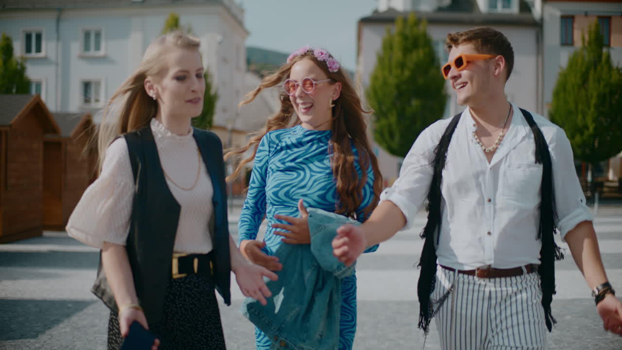 도시 광장에서 시간을 즐기는 친구들