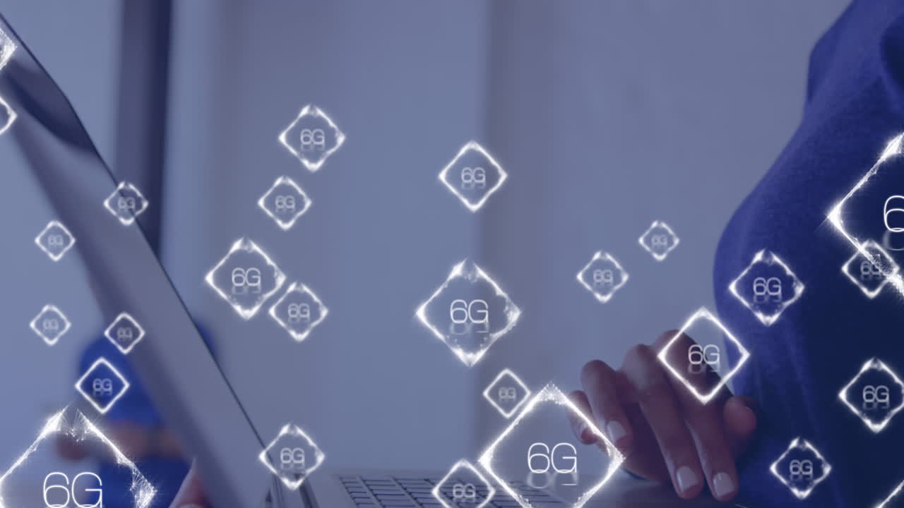 animación de textos de 6g sobre una mujer afroamericana que usa una computadora portátil