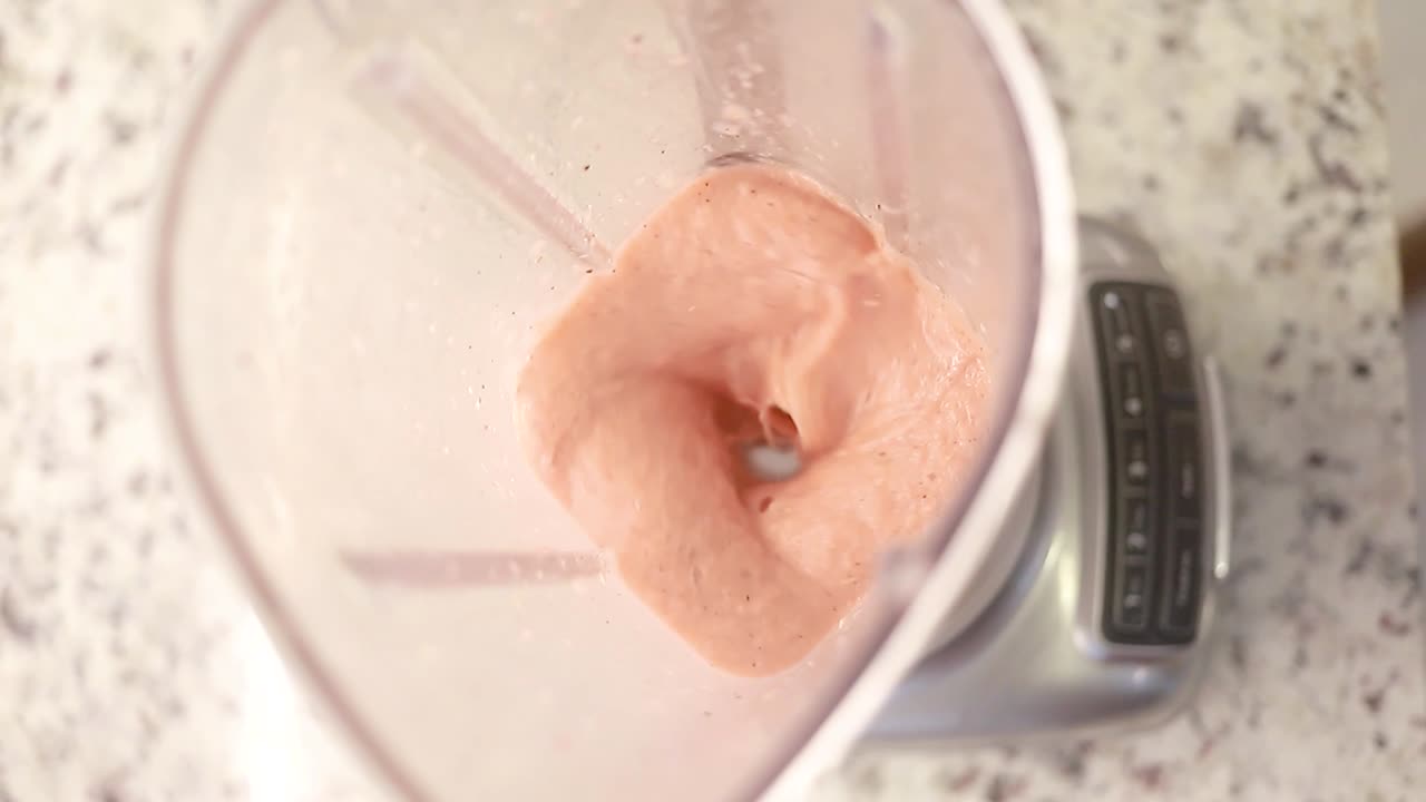 vista superior de una licuadora preparando un batido natural, cámara cerrada