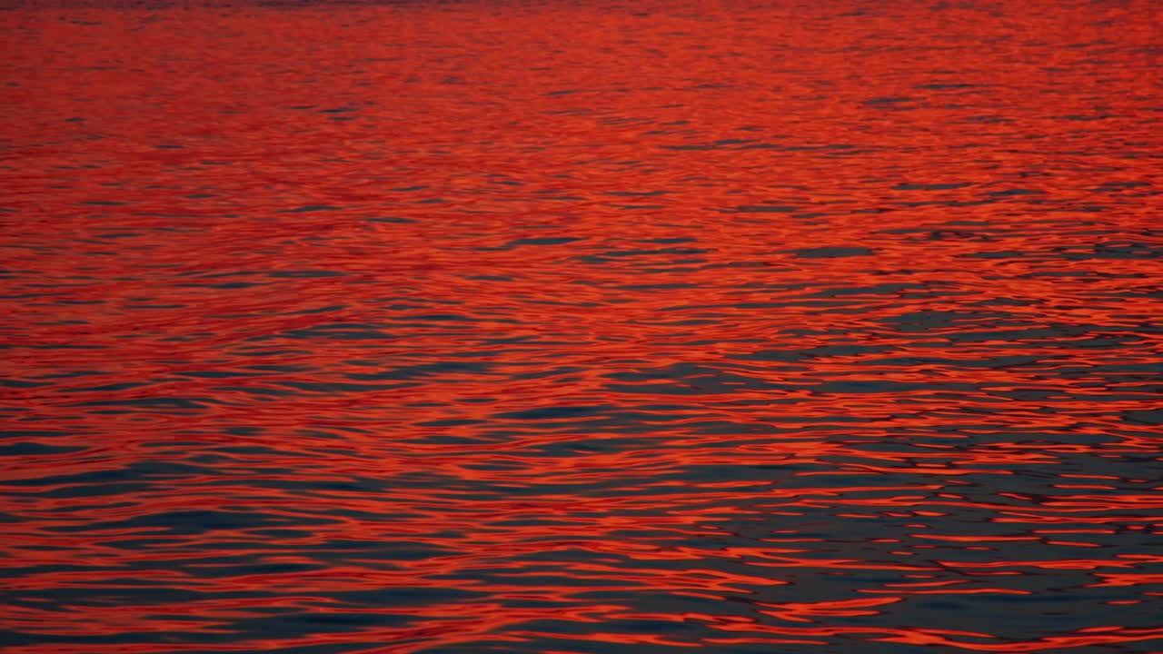 물 위 의 해 가 지는 반사