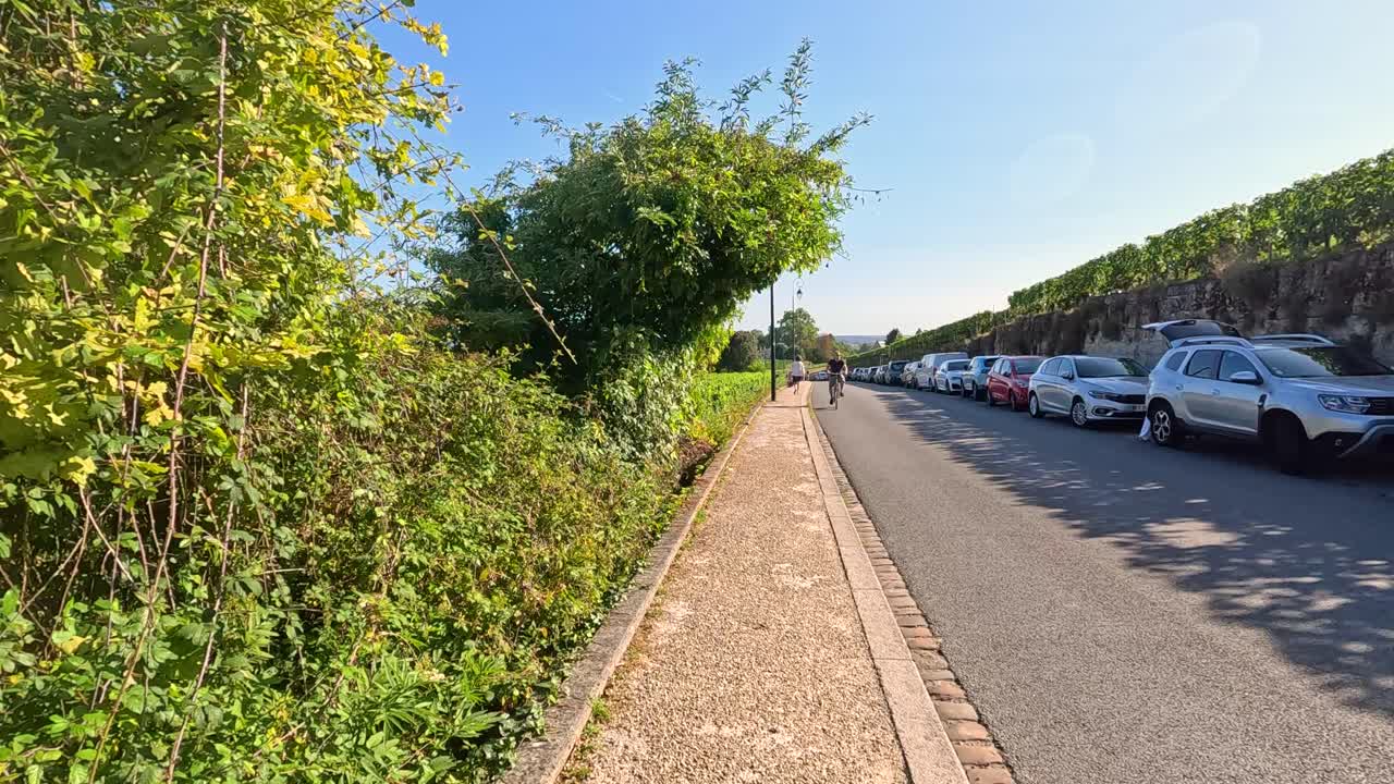 경치 좋은 길 을 따라 자전거 를 타는 사람