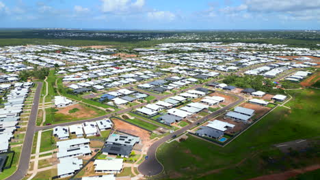 drone aéreo del nuevo suburbio del vecindario de darwin mientras la sombra de la nube pasa por encima, zuccoli territorio del norte de australia, establecimiento panorámico
