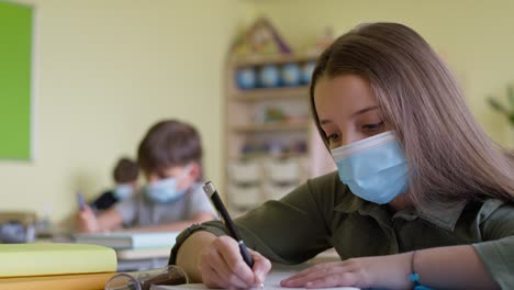 vídeo de escolares y maestros en el aula durante una pandemia