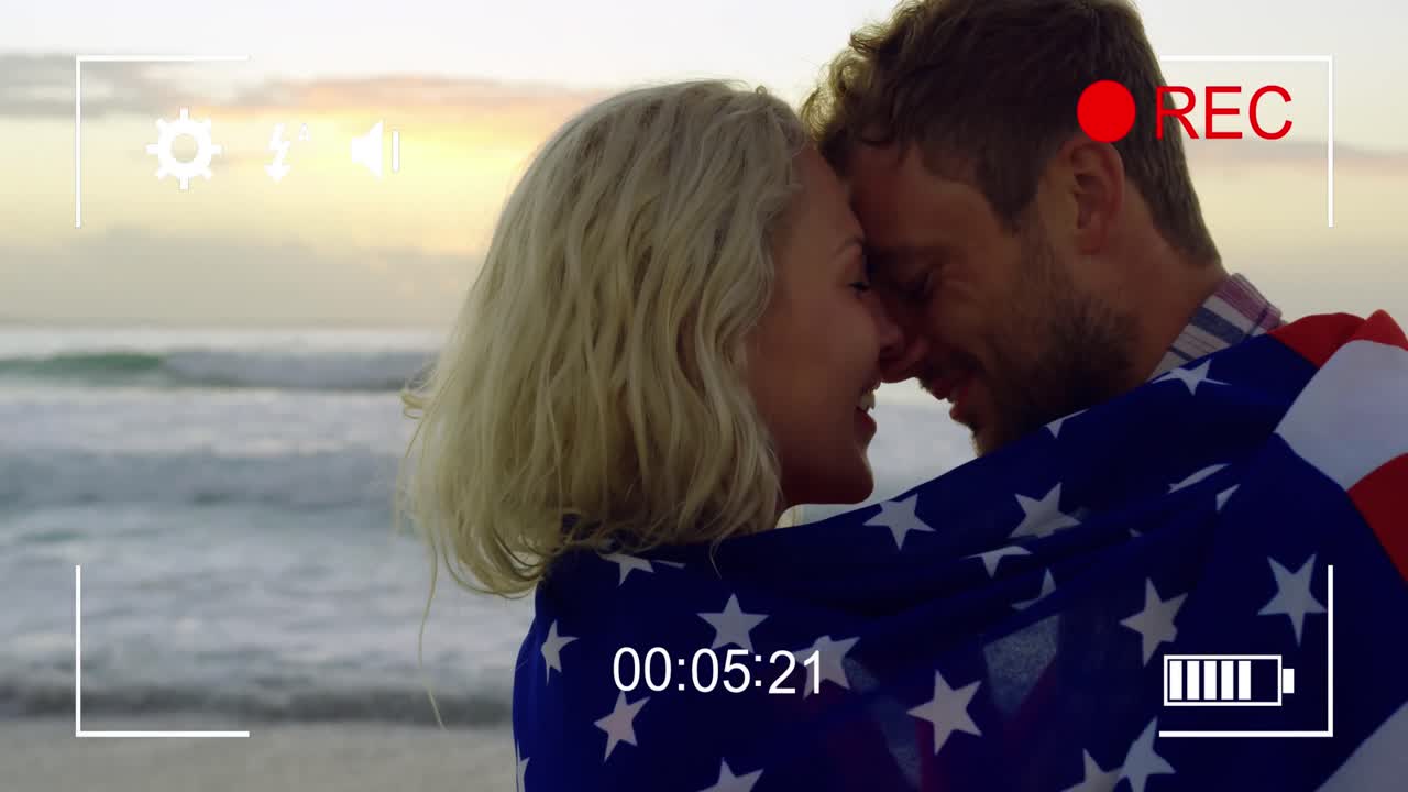 filmando una pareja en una playa con una cámara digital 4k