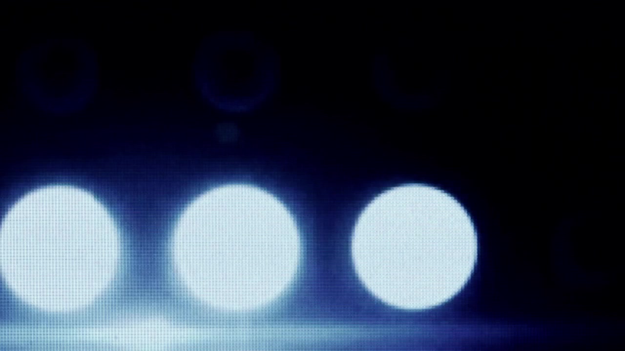 Fughe di luce e bagliori dell'obiettivo dinamici blu e bianchi