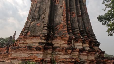 pan lento a través de las ruinas del templo histórico desgastado
