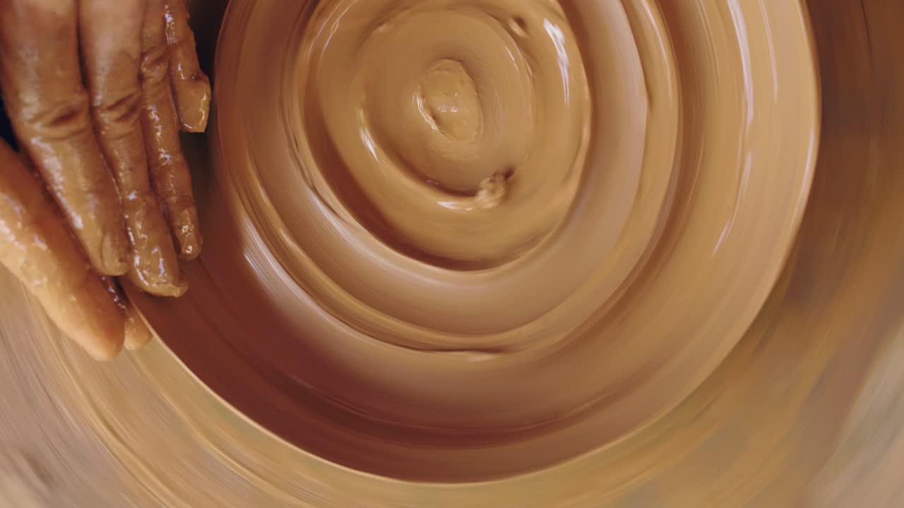 도자기 바 에 점토 를 는 손 들