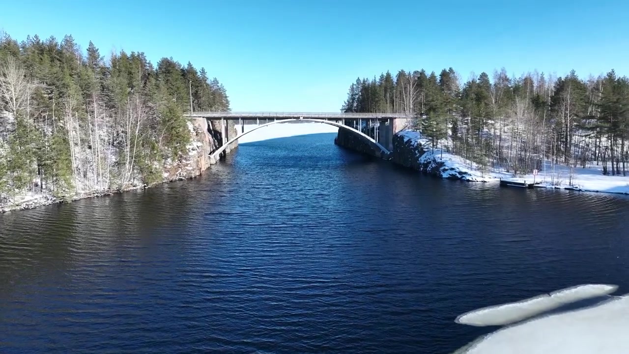 Lentäen lähellä jäätynyttä järveä dronella.
