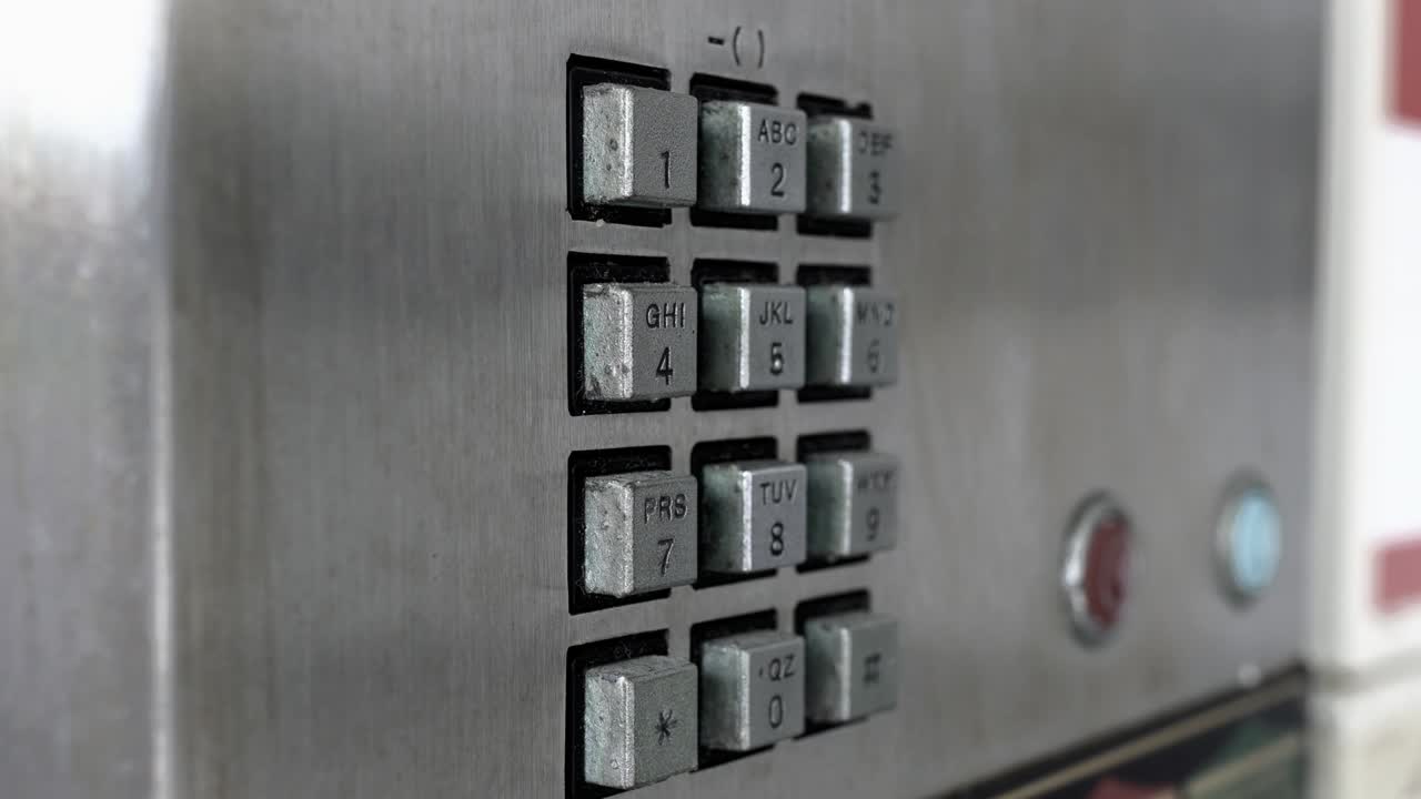 공공 전화 버튼의 클로즈업 포커스는 왼쪽에 있습니다.