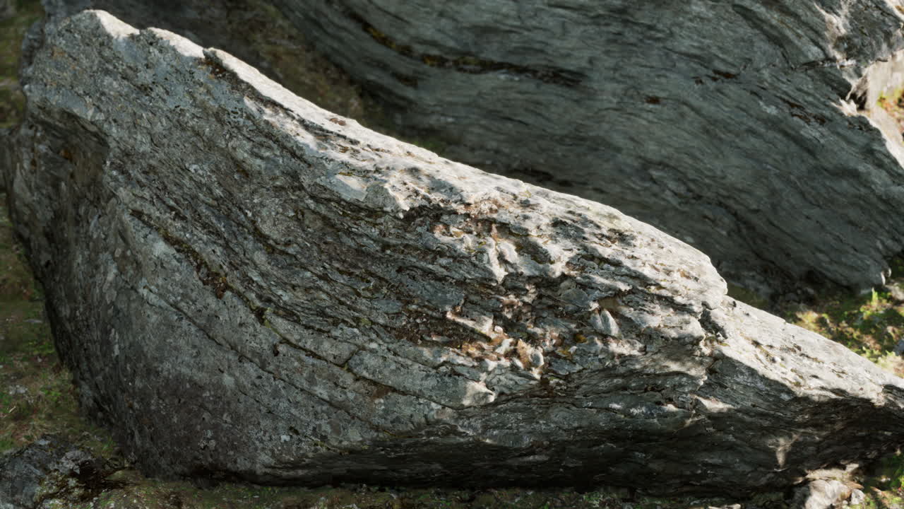 cerca de la formación de piedras rocosas