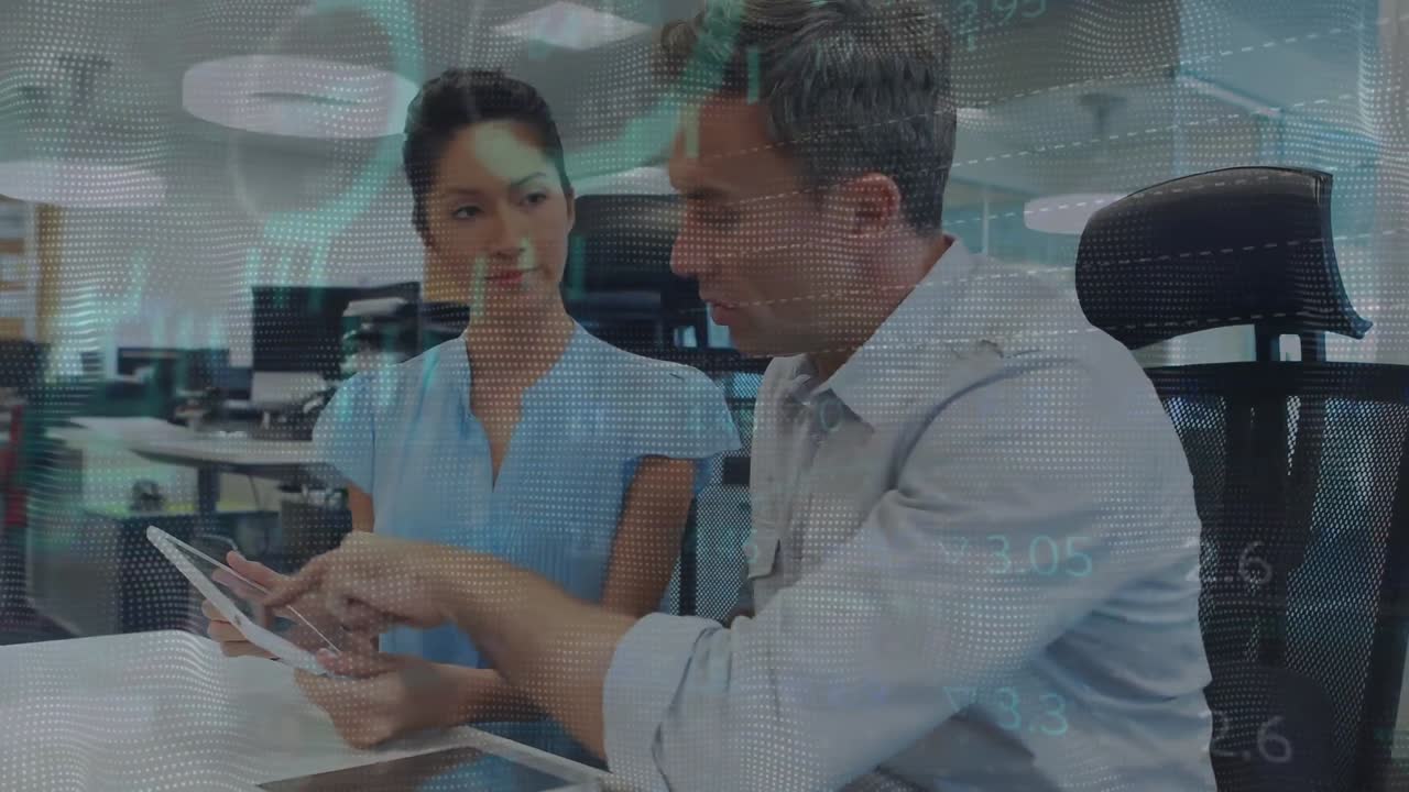 animación del procesamiento de datos sobre diversos hombres y mujeres de negocios discutiendo en la oficina