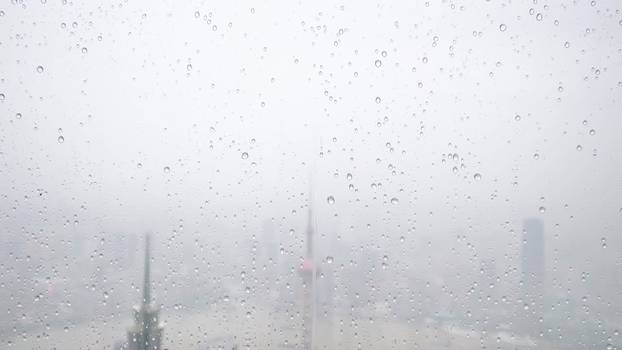 여름에 창문 유리 위에 떨어지는 비 물방울, 느린 동작, 4k 영상, 상하이 의 랜드마크 배경과 함께 강한 비가 떨어집니다.