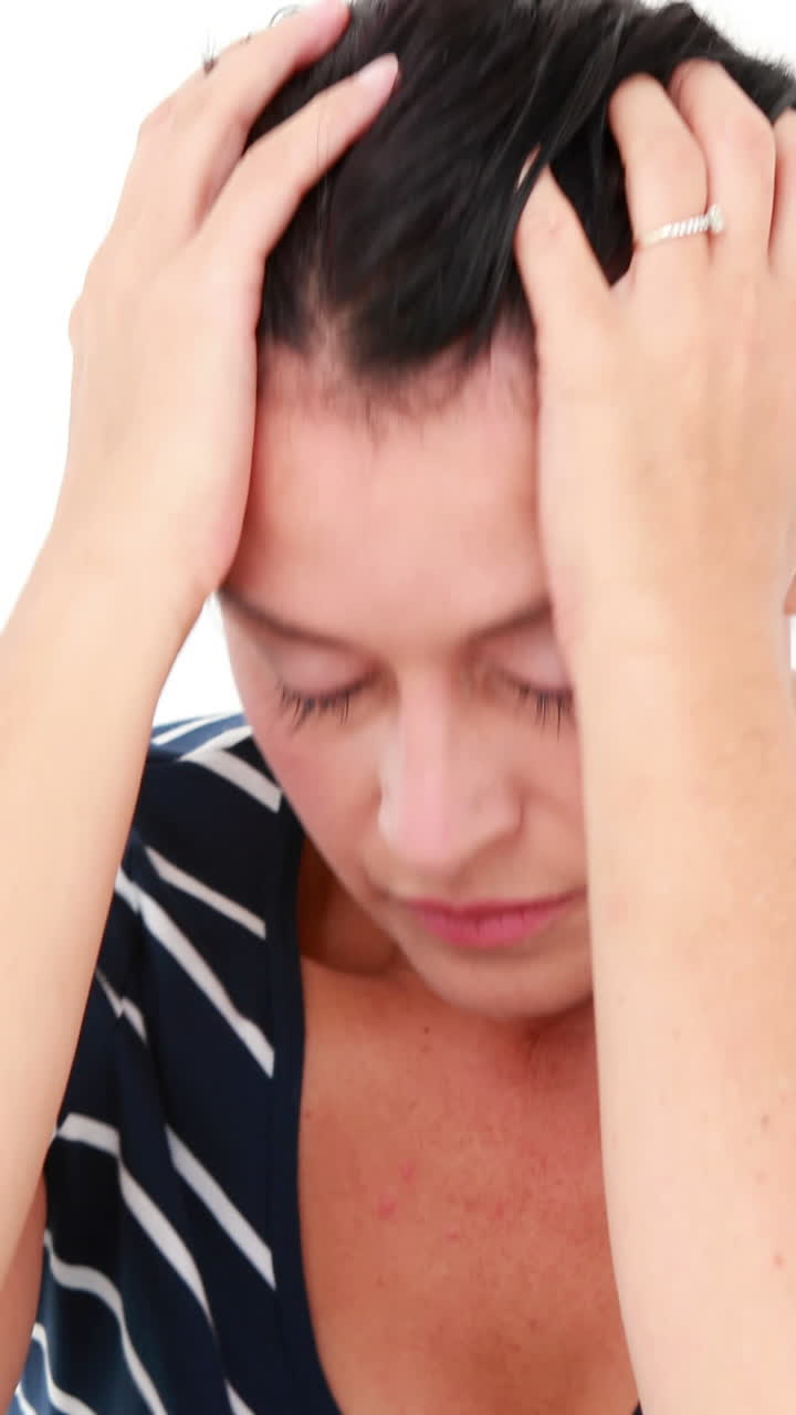 슬픈 여자가 손에 머리를 들고 앉아 있다