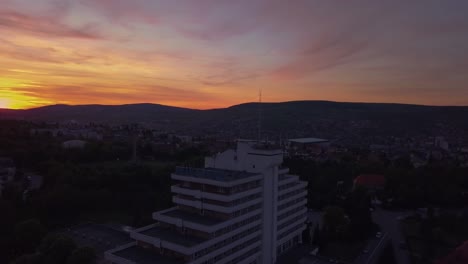 horizonte rojo al atardecer en cluj, rumania, transilvania