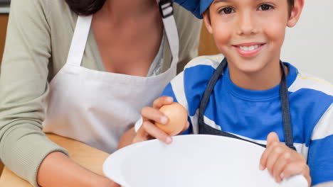 animación de una mujer caucásica y su hijo respaldando juntos en la cocina