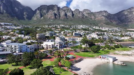 Camps-Bay-Beach-En-Ciudad-Del-Cabo,-En-Western-Cape,-Sudáfrica