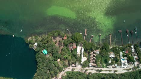 Luftbild-Der-Cenote-La-Bruja,-Der-Tiefsten-Lagune-Von-Bacalar-In-Mexiko