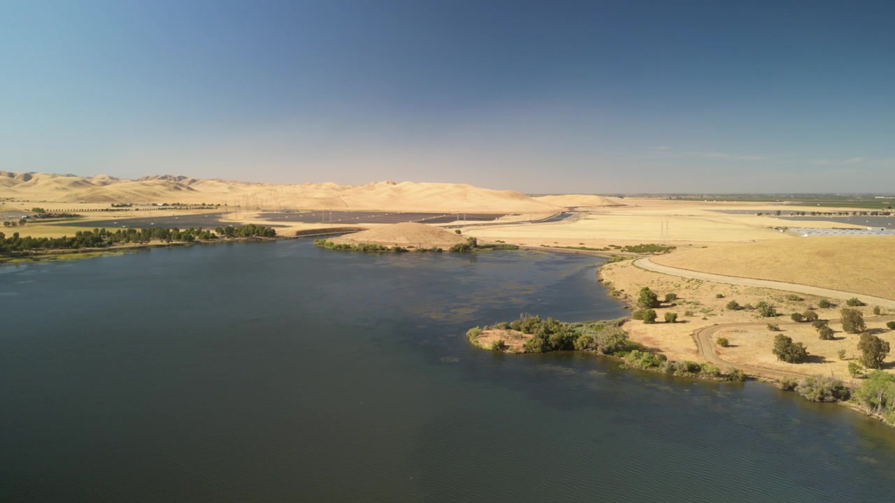 San Luis Rezervuarı üzerinde süzülen drone, çevredeki rekreasyon alanının geniş bir manzarasını sunuyor