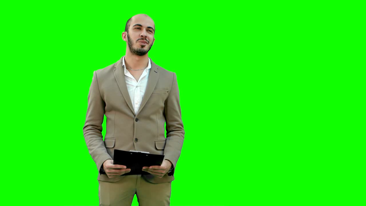 joven sonriente haciendo una presentación de negocios en una pantalla verde, clave de croma