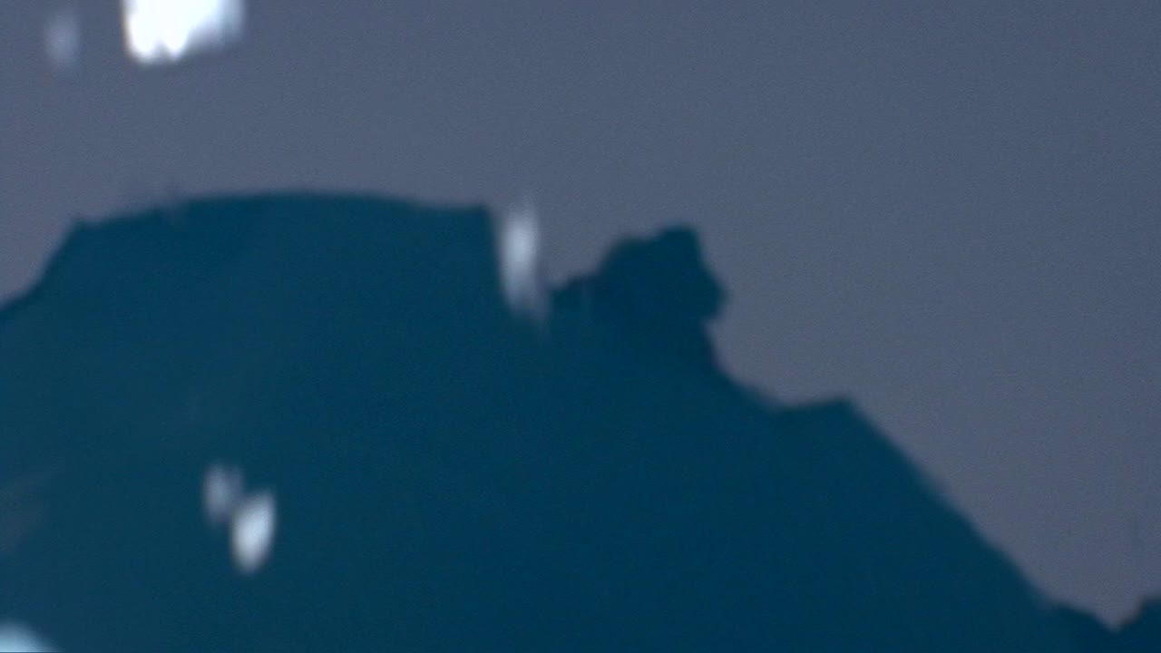 빙산이 보이는 아래 바다를 보기 위해 배의 뱃머리에서 똑바로 내려다보는 예술적 샷