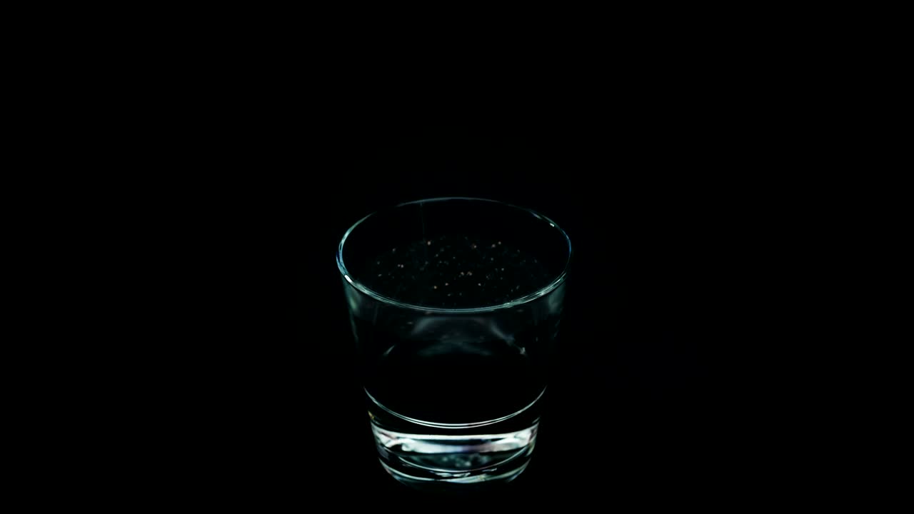 한 잔의 물 속의 허리케인 (더크) 4k (루프)