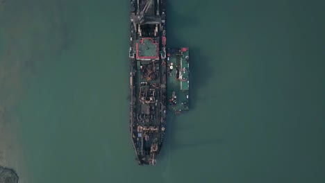 con equipo de carga de barco en el puerto de paradip, orisha, india - toma aérea