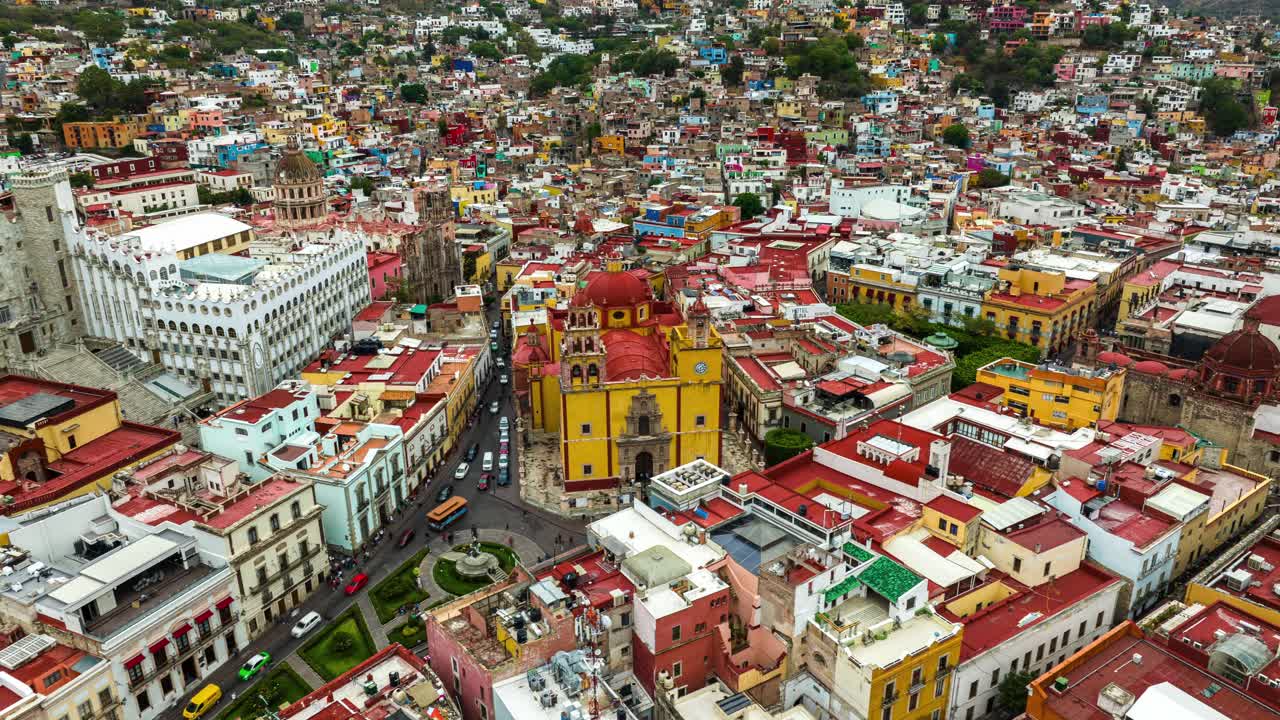 HYPERLAPSE ORBITALE DELLA CHIESA DI GUANAJUATO A MEZZOGIORNO