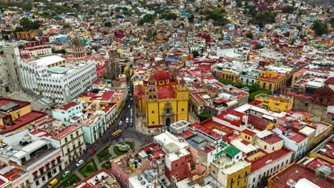Hyperlaps-Der-Umlaufbahn-Der-Guanajuato-Kirche-Zur-Mittagszeit