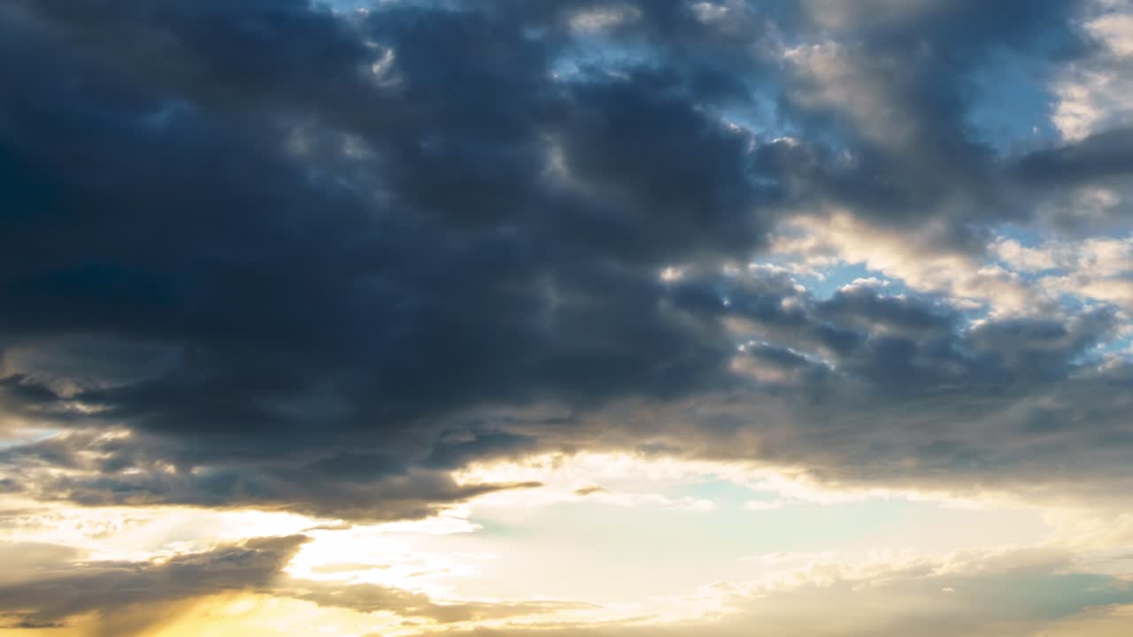 극적인 일몰 하늘 시간 스, 밝은 빛과 구름의 어두운 실루을 배경으로, 극심한 날씨