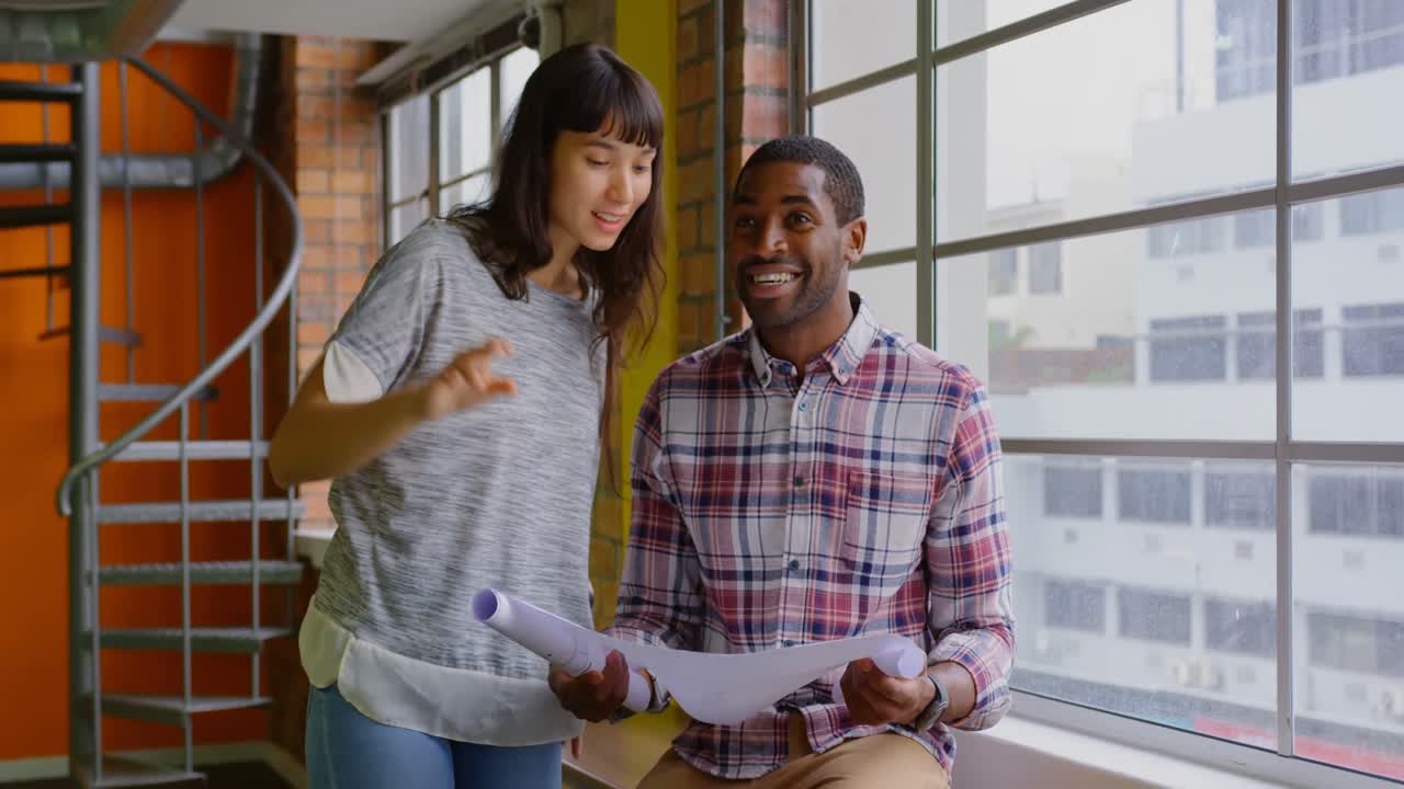 gente de negocios trabajando juntos en un plano en una oficina moderna 4k