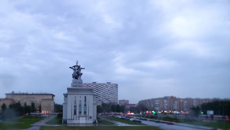 paisaje urbano con monumento bajo un cielo nublado