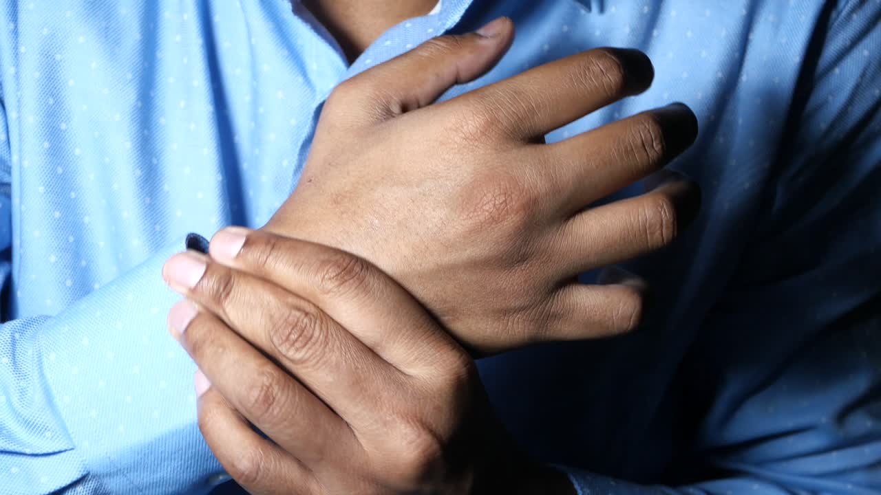 Uomo con dolore al polso