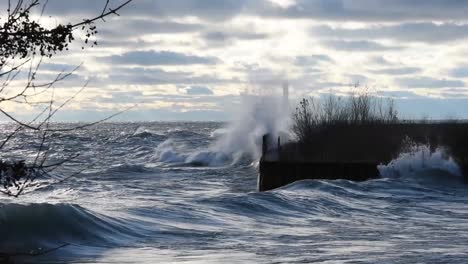 ogromne fale z jeziora michigan uderzają w muł.