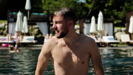 hombre saliendo de la piscina