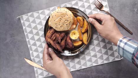 deliciosa hamburguesa de pollo casera y alas con papas fritas