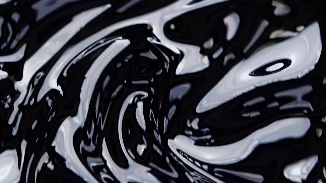 Primo piano astratto di liquido nero vorticoso, che crea un movimento dinamico e fluido
