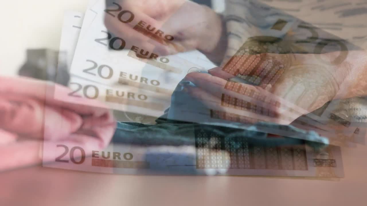 Video composito digitale di banconote da 20 euro in movimento sul busto di una donna che cuce mascherine.
