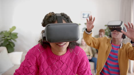 un grupo feliz de amigos adolescentes con pizza jugando con auriculares vr en casa, en cámara lenta