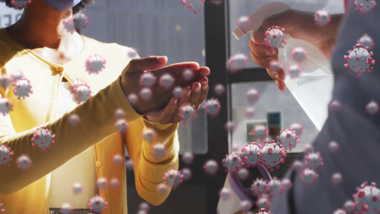 다양한 동료들이 손을 소독하는 코로나19 세포의 애니메이션