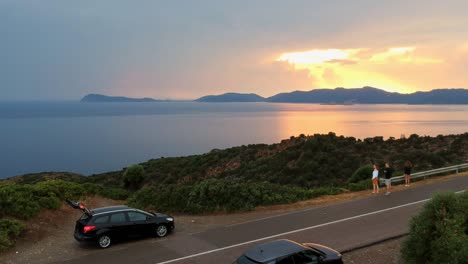 Puesta-De-Sol-Sardaignan-En-La-Costa-Y-Vistas-Al-Mar-Desde-Un-Dron,-Volando-Sobre-Una-Carretera