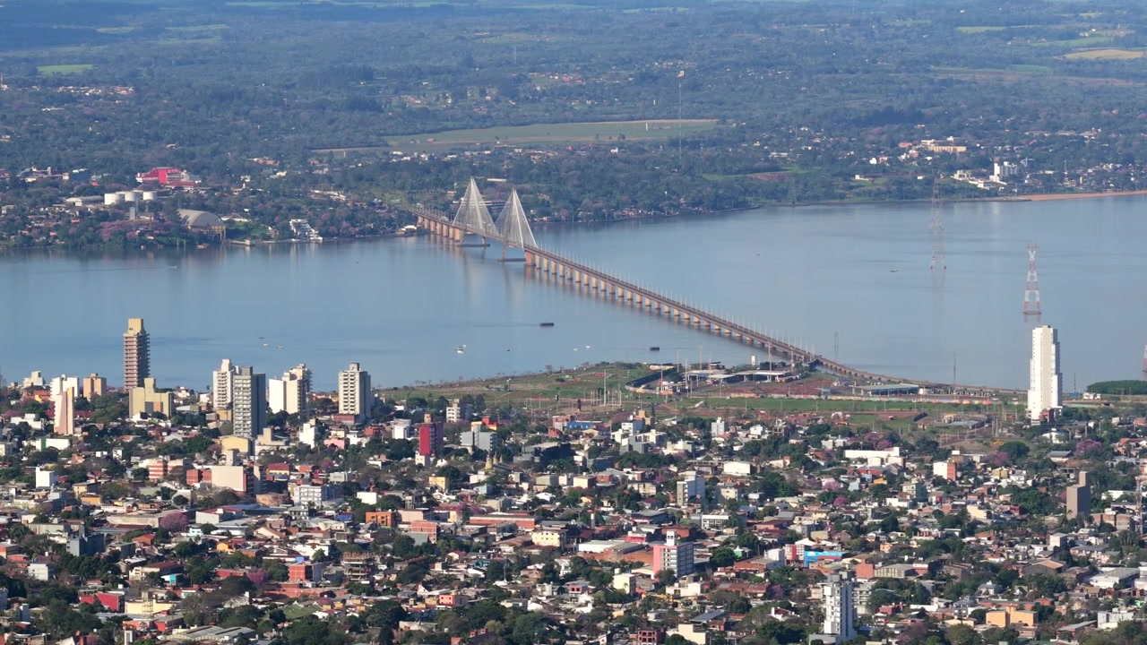 Ilmakuva dronella näyttää kansainvälisen sillan, joka yhdistää Posadasin, Argentiinan, ja Encarnacionin, Paraguayn.