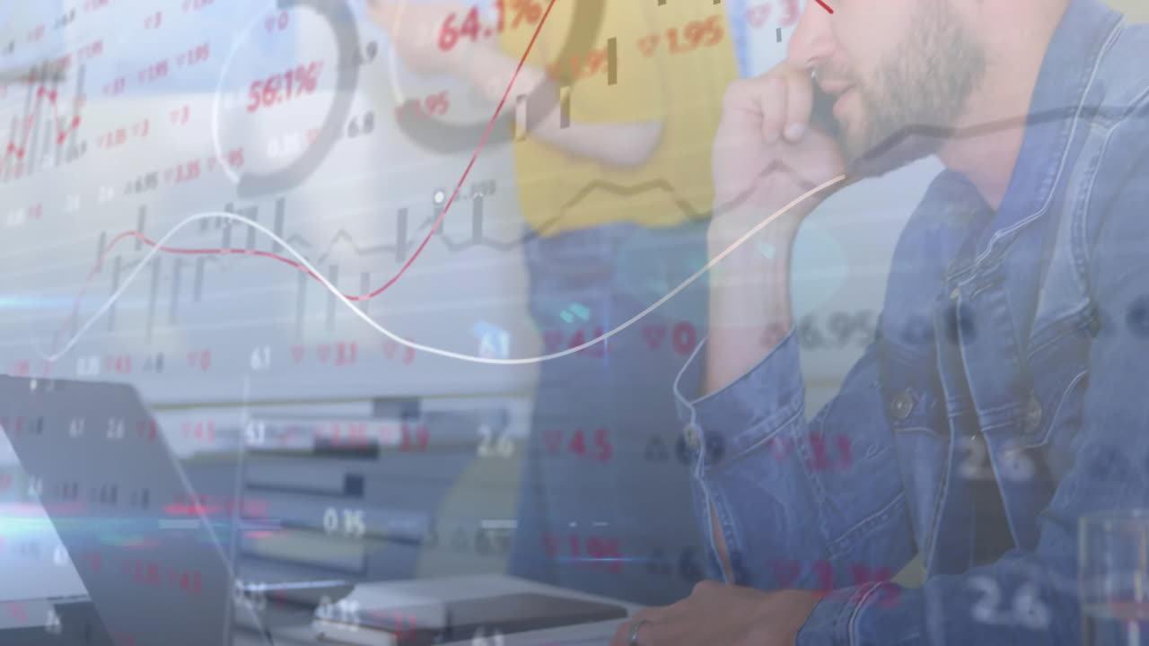 컴퓨터를 사용하는 카우카시안 사업가에 대한 금융 데이터 처리의 애니메이션