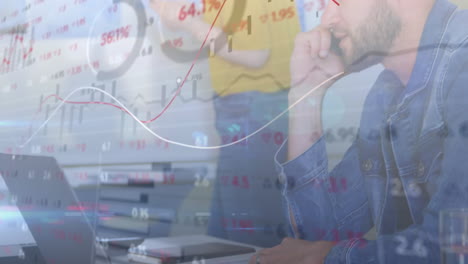 animación del procesamiento de datos financieros sobre empresario caucásico usando computadora.