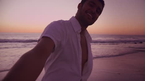 una joven pareja junto al mar