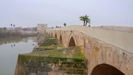 Puente-Romano-De-Córdoba-De-Andalucia,-España-En-Un-Día-Nublado