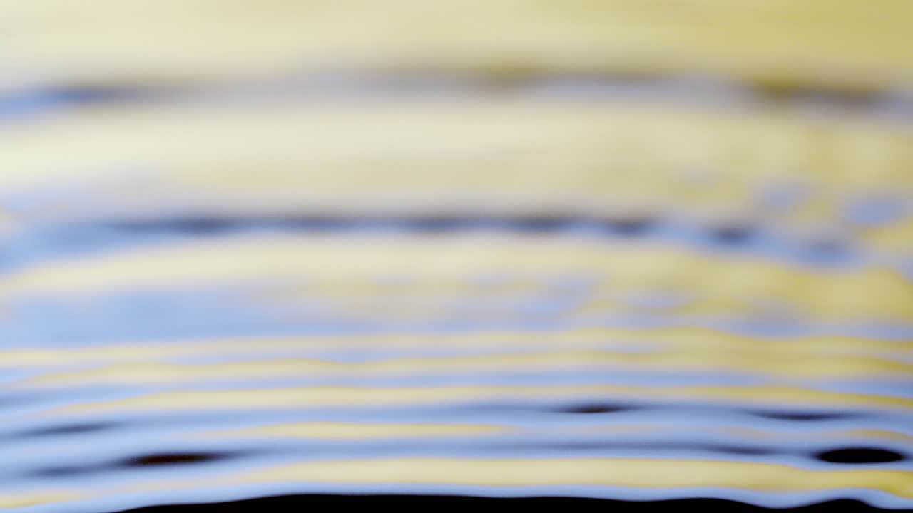 물방울의 실제를 닫고 광고용 텍스트를 배치할 수 있는 복사 공간이 있는 스튜디오에서 스무트 색상 배경을 가진 물과 발산 원으로 떨어집니다.