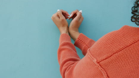 signo de corazón con las manos en la pared azul de la ciudad para el amor