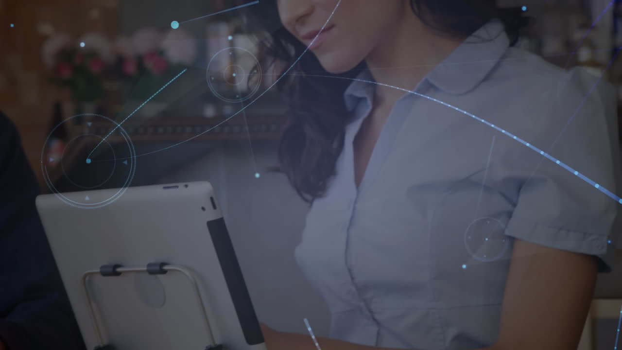 animación de la red de conexiones a través de una mujer de negocios caucásica usando una tableta