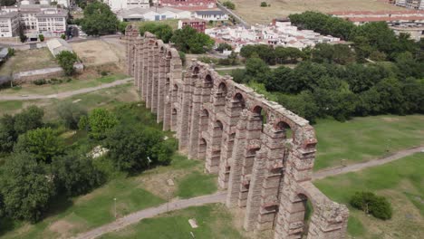 Impressive-aqueduct-of-the-Miracles,-aerial-circling